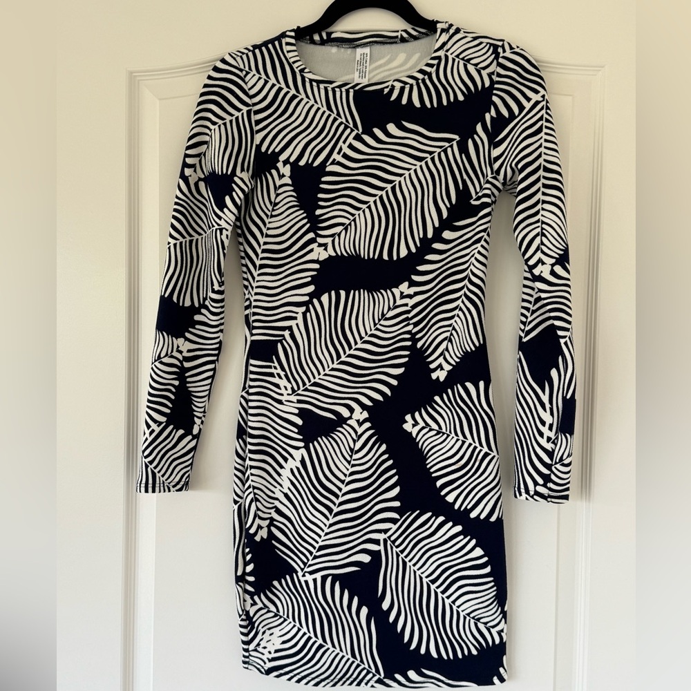 Beautiful navy and white palm leaf mini dress